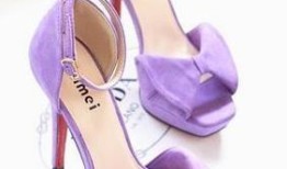 请问紫色高跟鞋该怎么搭配衣服？