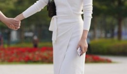 白色连衣长裙搭什么才显得时尚优雅？