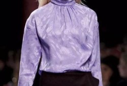 浅紫色半高领紧身毛衣，可以怎么搭配？