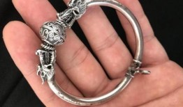 为什么银项链戴着会变黑而手镯戒指不会？