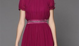 紫红色裙子配什么颜色的衣服好看？