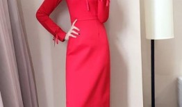 酒红色的连衣裙怎么搭配好看呢？