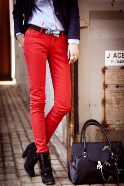 红色牛仔裤配什么颜色的衣服比较好看？