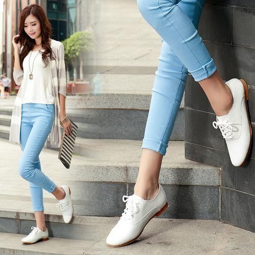 白色休闲鞋搭配什么颜色的衣服和裤子？