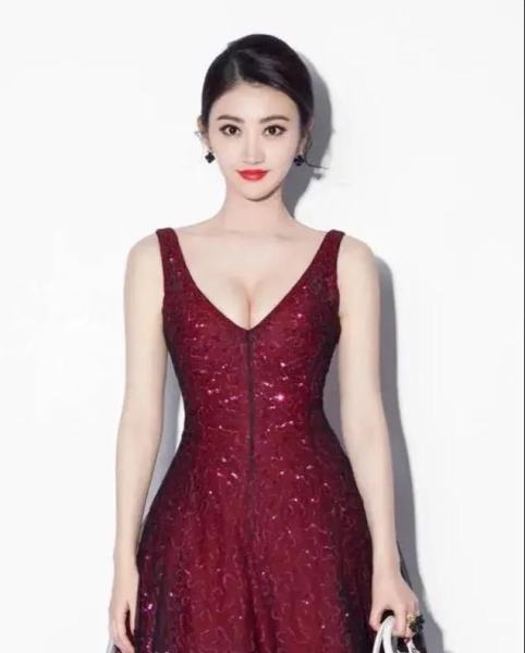 刘亦菲新剧旗袍造型显得满满的女神范，与景甜、古力娜扎谁好看？