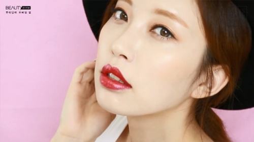 韩国女子组合KARA的成员具荷拉在MV中的妆容该如何化？