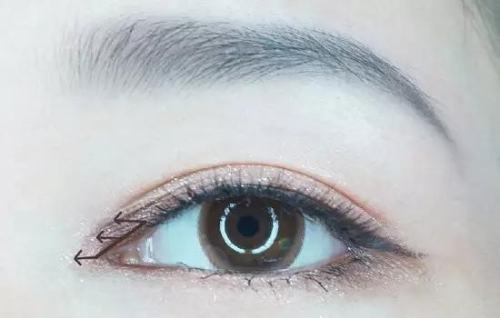 李沁零妆感眼线电力十足，眼线怎么画才能放大双眼？